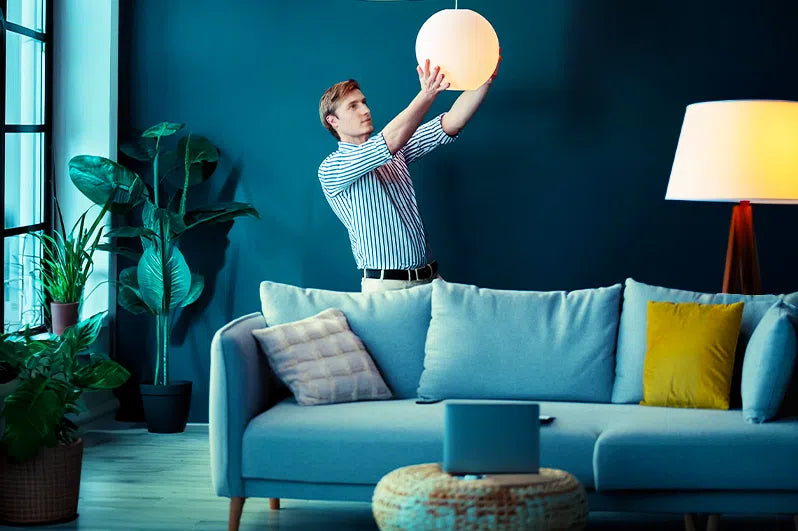 De voordelen van LED verlichting, in een woonkamer en brandend